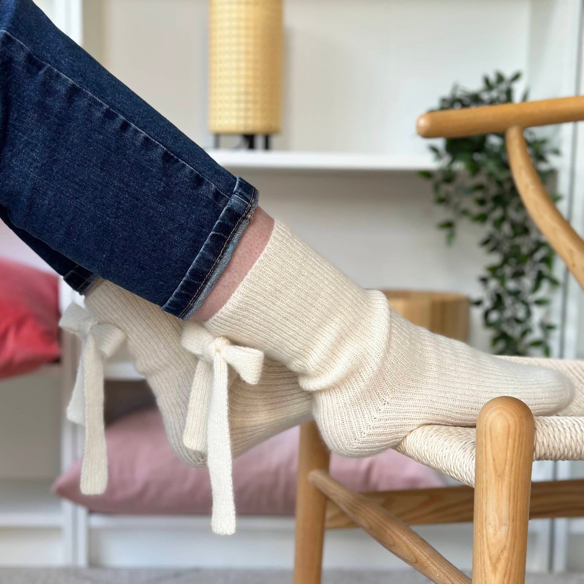 100% pure cashmere chunky luxury socks in cream colour with bow on the back.  Cashmere party luxury socks in pure cashmere