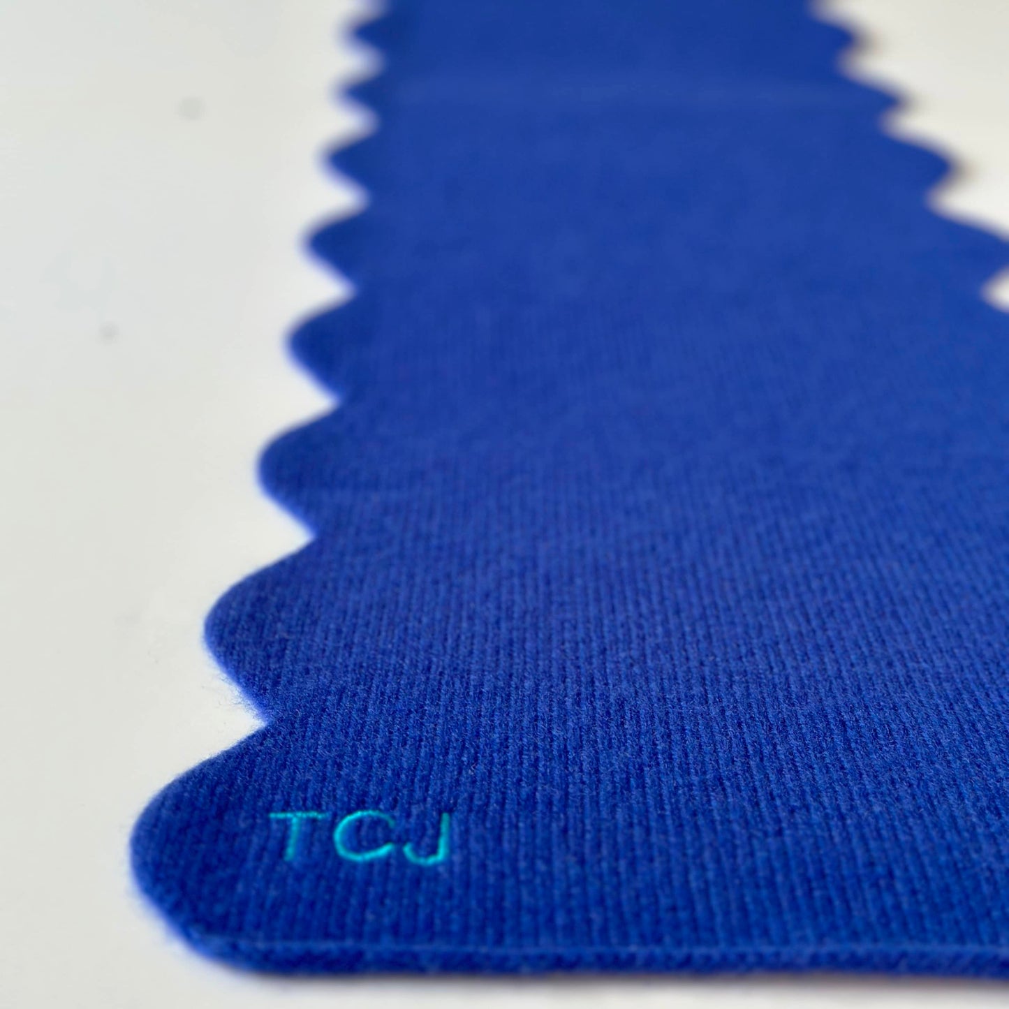 Luxury handmade knitted cashmere scarf with scallop edges by Cashmere Party.